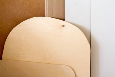 Mobilya atölyesinde ahşap sütunlar ve kalın tahtalar, marangozluk, seçici odak çalışmaya hazırdır