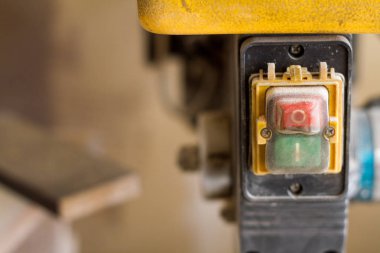 İki yeşil ve kırmızı düğmeli, seçici odaklama ile yakın çekim dairesel testere şalteri