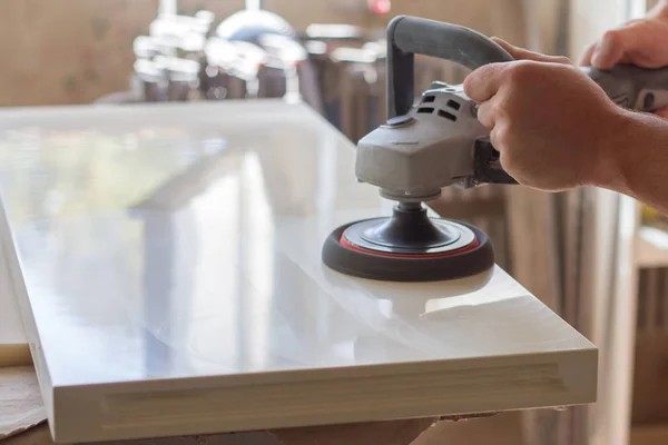 Marangoz bir bulanık arka plan marangozluk Atölyesi, seçici odak mobilya montajı önce cephe yüzeyini parlatır