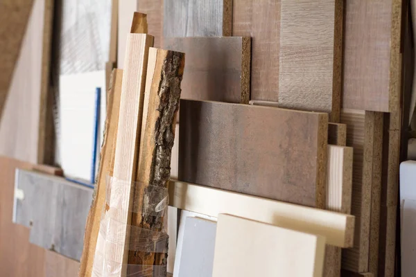 Pilares de madera y tablas gruesas en el taller de muebles están listos para trabajar carpintero, enfoque selectivo — Foto de Stock