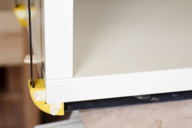 Tutkal ve bir marangürel atölye bulanık arka planda birkaç kelepçeler ile ahşap mobilya sabitleme, seçici odak