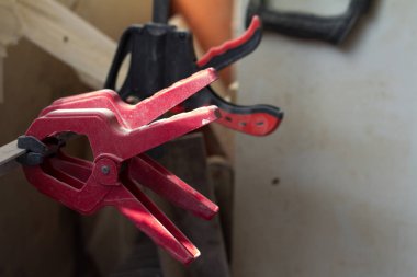 Bir Mobilya dükkanında birkaç farklı kelepçeler yakın çekim, seçici odak