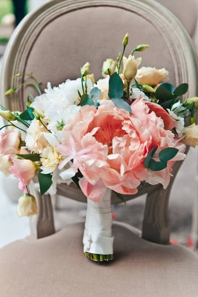 Pastel renklerde taze bahar ve yaz çiçekleri yakın gelin buket klasik bir sandalyeye stand, seçici odak — Stok fotoğraf