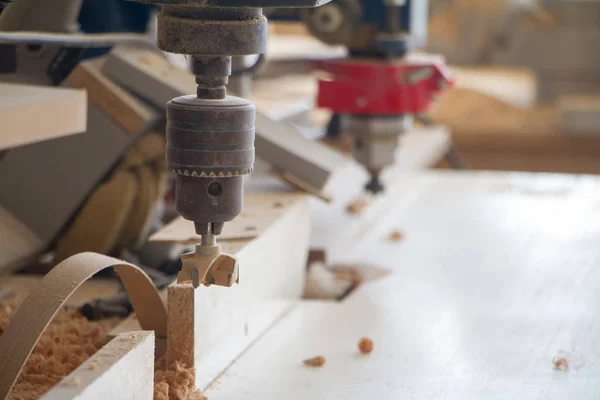 가구 작업장에서 노즐이있는 보링 머신, 선택적 초점 — 스톡 사진