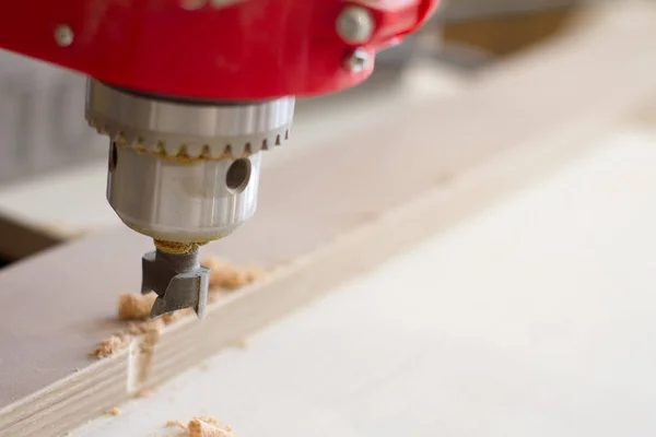 Primer plano de la cabeza de la máquina de perforación con boquilla en el taller de muebles, enfoque selectivo —  Fotos de Stock