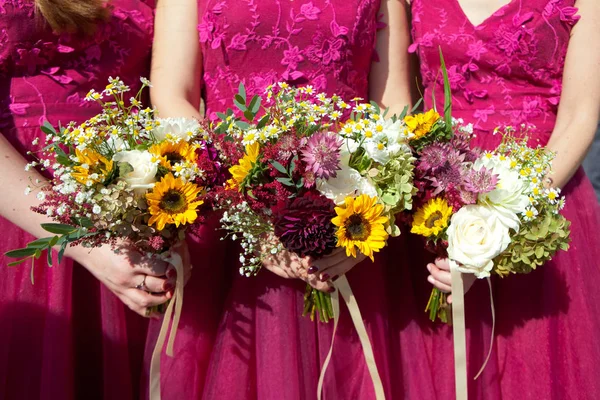 Tre damigelle d'onore in pizzo lilla abiti con mazzi di fiori freschi, focus selettivo — Foto Stock