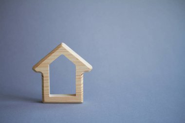 Gri arka planda ev ahşap rakam, bina satın alma veya kiralama kavramı, çevre dostu çevre, seçici odak