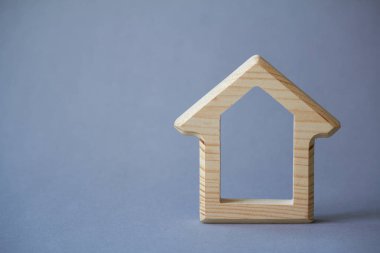 Gri arka planda ev ahşap rakam, bina satın alma veya kiralama kavramı, çevre dostu çevre, seçici odak