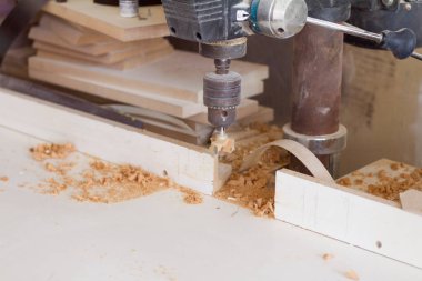 Mobilya atölyesinde meme ile delme makinesi, seçici odak