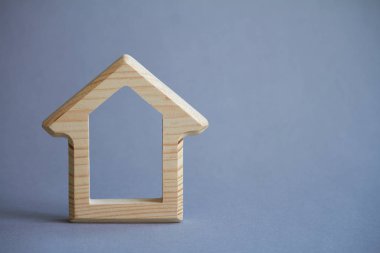 Gri arka planda ev ahşap rakam, bina satın alma veya kiralama kavramı, çevre dostu çevre, seçici odak