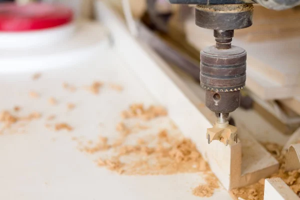 Primer plano de la cabeza de la máquina de perforación con boquilla en el taller de muebles, enfoque selectivo —  Fotos de Stock