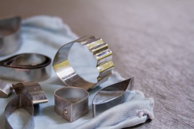 Kesme kurabiye hafif bir arka plan üzerinde farklı şekiller için birçok metal kalıplar.