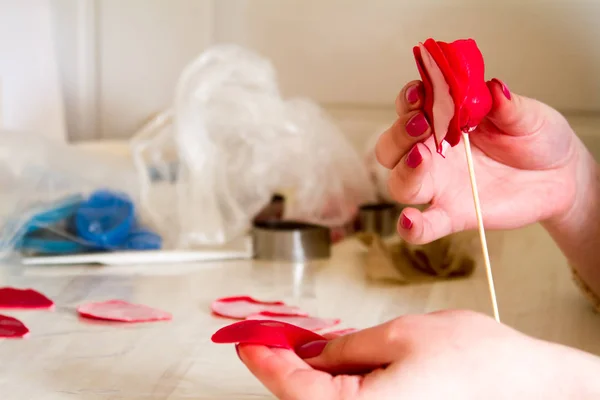 Confectionery decoration. Baker making wedding or birthday decorations and figurines from marzipan — Stock Photo, Image