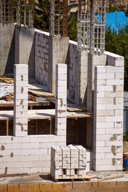 Yüksek katlı bir binanın bir sonraki katı, çimento destekler ve cürin blok duvarları, seçici odak inşaat süreci