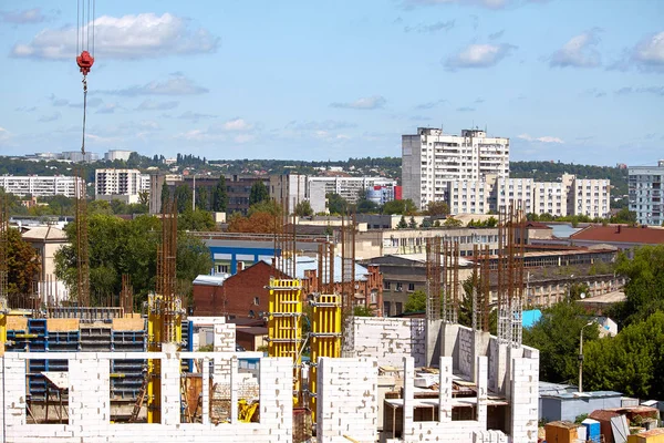 Vista superior de la construcción de un nuevo edificio en el fondo de una ciudad moderna, enfoque selectivo — Foto de Stock