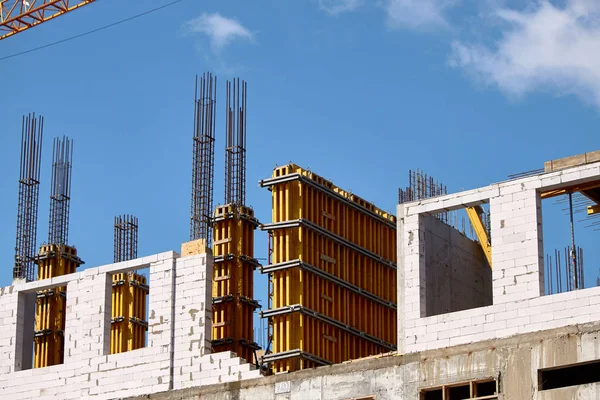 Construcción de un edificio de gran altura, la formación de soportes de cemento en formas prefabricadas contra un cielo azul, enfoque selectivo — Foto de Stock