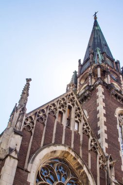 Arka planda mavi gökyüzü ile Lviv, Ukrayna gotik katedralin çatı ayrıntılarınıalt görünümü