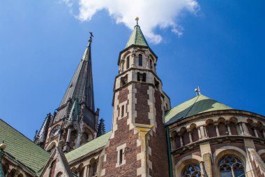 Arka planda mavi gökyüzü ile Lviv, Ukrayna gotik katedralin çatı ayrıntılarınıalt görünümü