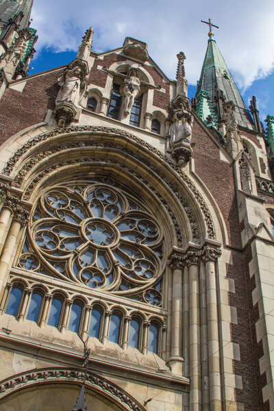 Нижний вид на детали крыши готического собора во Львове, Украина с голубым небом на фоне
