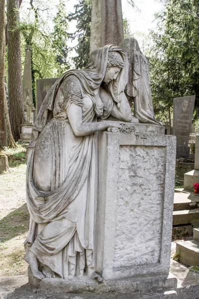 Standbeelden en grafstenen op de lychakiv begraafplaats in Lviv, oude graven en graven — Stockfoto