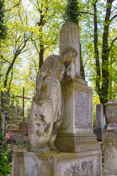Statues and tombstones at the Lychakiv cemetery in Lviv, ancient graves and burials — Stock Photo, Image