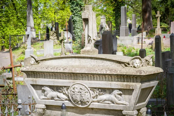 Estatuas y lápidas en el cementerio de Lychakiv en Lviv, tumbas antiguas y entierros — Foto de Stock