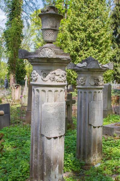 Posągi i nagrobki na cmentarzu Łyczakowskim we Lwowie, starożytne groby i pogrzeby — Zdjęcie stockowe