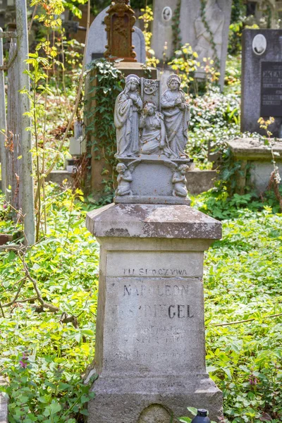 Estatuas y lápidas en el cementerio de Lychakiv en Lviv, tumbas antiguas y entierros — Foto de Stock