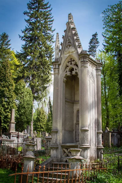Statyer och gravstenar på Lychakiv Cemetery i Lviv, forntida gravar och begravningar — Stockfoto
