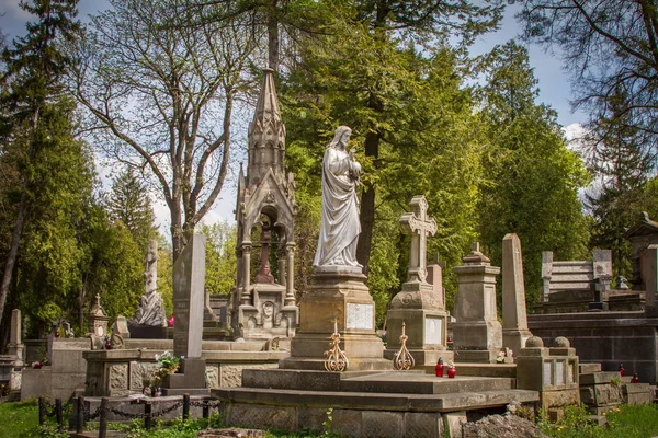 Sochy a náhrobní kameny na hřbitově Lychakiv ve Lvově, starověké hroby a pohřbech — Stock fotografie