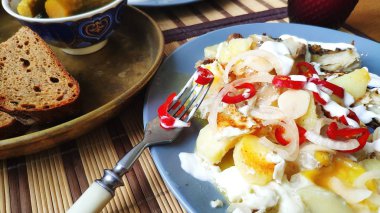 Kahvaltı yemeği, turşu ile pişmiş balık ve patates yakın çekim, İngiliz kahvaltısı, sağlıklı beslenme konsepti, seçici odak