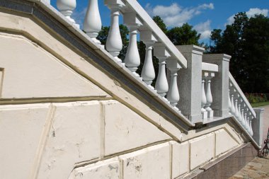 Klasik korkuluklar ile eski beyaz taş merdiven, İngiliz bahçesine iniş, copyspace