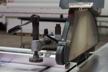 Dairesel testere makinesinin aşırı yakın çekim detayı, seçici odak