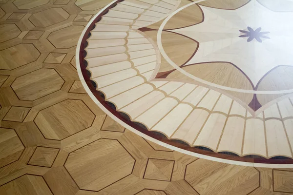 Antiguo piso brillante pulido con mosaicos de madera clásicos, patrón de madera, enfoque selectivo — Foto de Stock