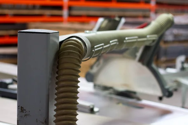 Detalhe de close-up extremo de uma máquina de serra circular, foco seletivo — Fotografia de Stock
