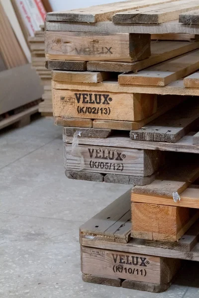 Κοντινό-up στοίβα της ναυτιλίας παλέτες με επιγραφή Velux βρίσκεται στο τσιμεντένιο πάτωμα, επιλεκτική εστίαση — Φωτογραφία Αρχείου