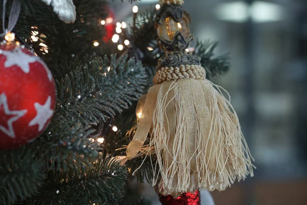 Gros plan boules de Noël blanches et rouges avec une guirlande dorée sur les branches des arbres de Noël, mise au point sélective — Photo