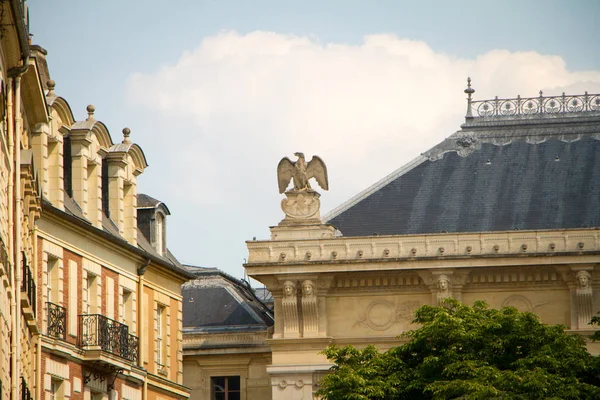 Detalles arquitectónicos y estatuas en la azotea del Palacio de Justicia de París — Foto de Stock