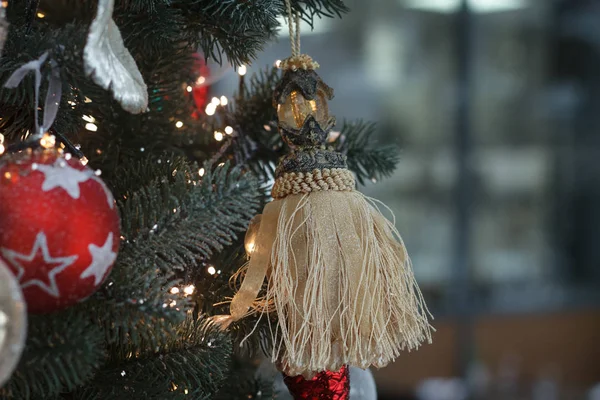 Gros plan boules de Noël blanches et rouges avec une guirlande dorée sur les branches des arbres de Noël, mise au point sélective — Photo