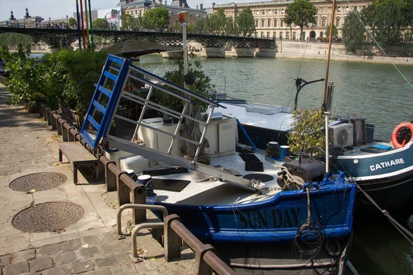 Ein Schiff mit lebenden Grünpflanzen steht am Ufer, es wird als Unterkunft genutzt — Stockfoto