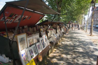 Eski kitap pazarı ve Paris'te Seine dolgu üzerinde alışveriş gezinme