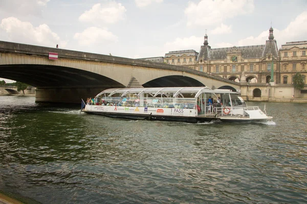 Navio com turistas navegando no Sena em um passeio de estudo de Paris — Fotografia de Stock