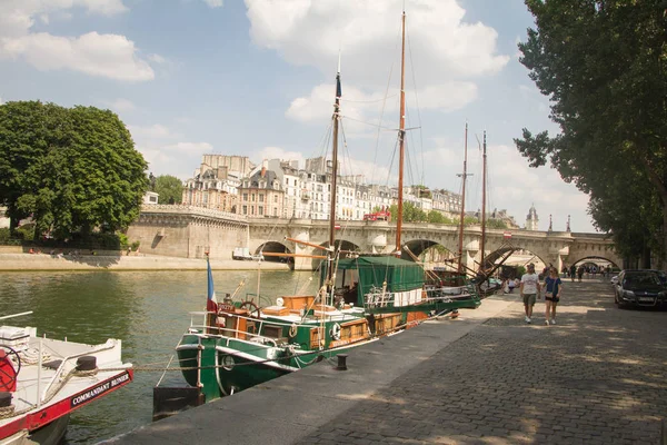 Yaşayan yeşil bitkiler ile bir gemi Seine dolgu üzerine park edilmiş, bu konut olarak kullanılır — Stok fotoğraf