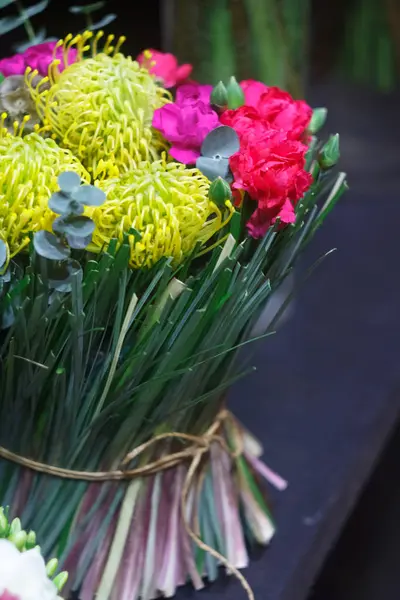 Close-up buquê brilhante de flores sazonais, crisântemo, tulipa, eucalipto, cravo, foco seletivo — Fotografia de Stock