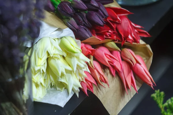 Close-up variedade de loja de flores, vermelho, rosa, roxo, vaso tulipas brancas com lavanda em primeiro plano, foco seletivo — Fotografia de Stock