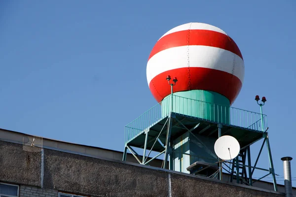 Vista inferior de la esfera rojo-blanca en la construcción del servicio meteorológico contra el cielo azul — Foto de Stock