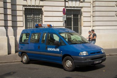 Paris'teki Palais de Justice yakınlarında park etmiş jandarma yazıtlı mavi bir araba.