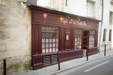 Paris Latin mahallesinin sokakta küçük bir eski kafenin eski ahşap cephe