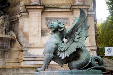 Paris Latin Mahallesi'nde San Michel Çeşmesi mimari detayları alt görünümü