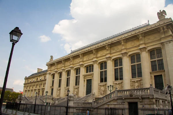 Architektonické složení u hlavního vchodu do Palais de justice v Paříži — Stock fotografie